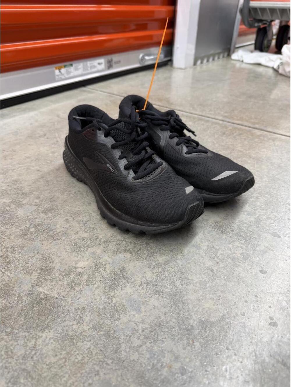 Brooks Adrenaline Gts 20 Triple black running shoes size 10 MENS